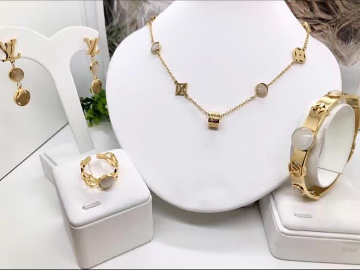 Luxury LV Charm Gold Jewelry Set