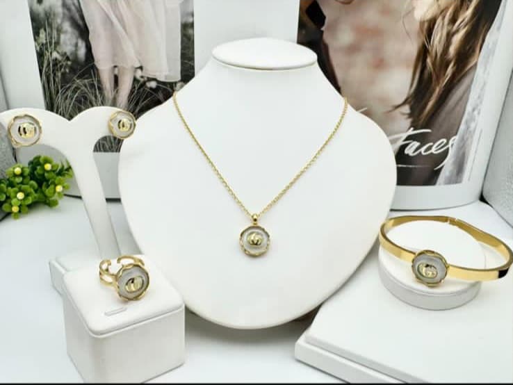 Round GG Logo Jewelry Set